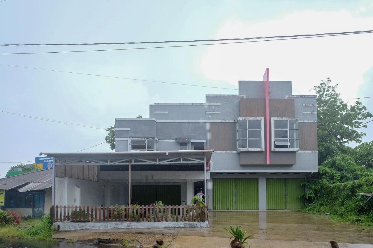 Reddoorz At Lapangan Bandara Sam Ratulangi Manado Hotel Exterior foto