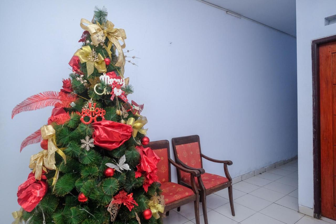 Reddoorz At Lapangan Bandara Sam Ratulangi Manado Hotel Exterior foto