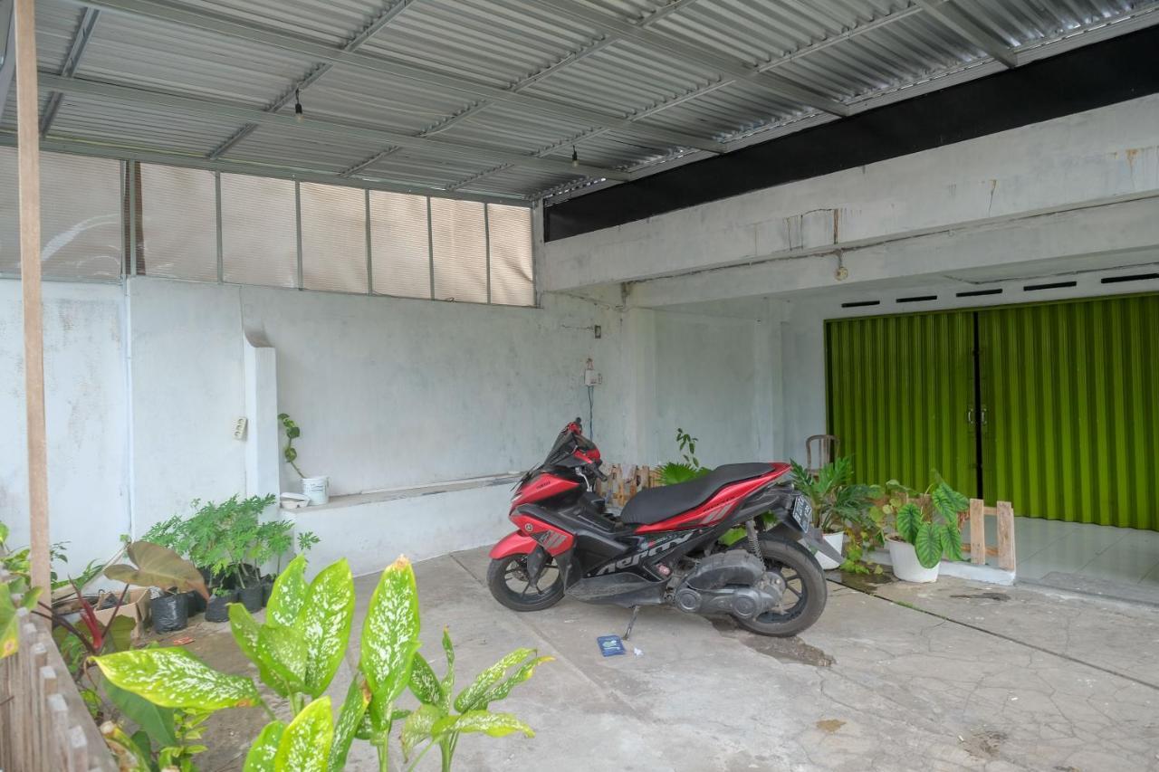 Reddoorz At Lapangan Bandara Sam Ratulangi Manado Hotel Exterior foto