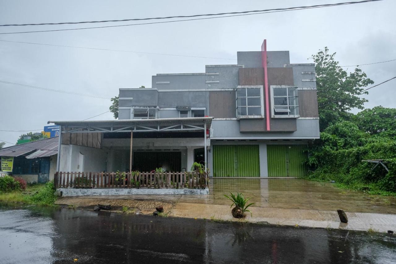 Reddoorz At Lapangan Bandara Sam Ratulangi Manado Hotel Exterior foto